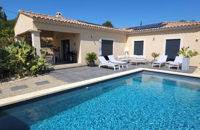 VILLA WITH VIEW OF MONT VENTOUX equipped for cyclists