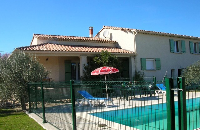 villa agrèable con vistas a la piscina totalmente privada.