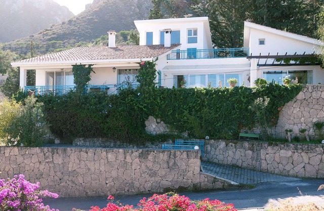 Villa con maravilloso jardín y piscina privada en Karmi