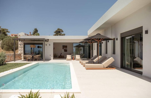 Villa Yoma- Luxury Villa with Heated Pool