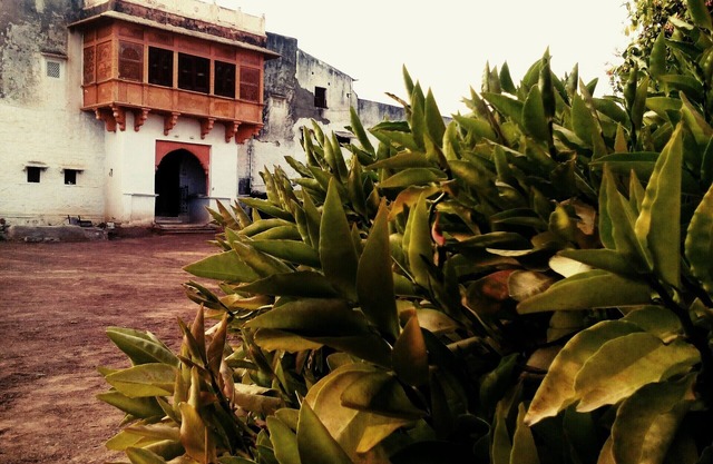 Village Castle se queda en medio del desierto
