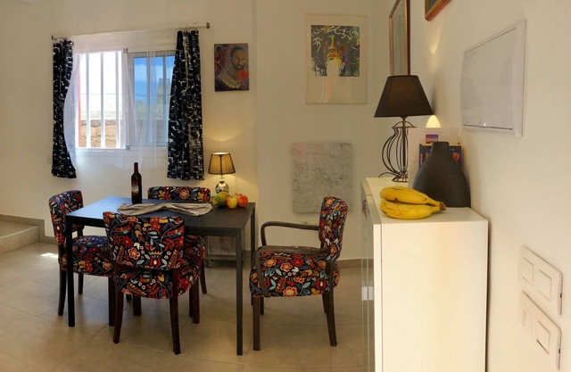 Casa de pueblo completamente reformada con 4 apartamentos, con patio en Arico Viejo.