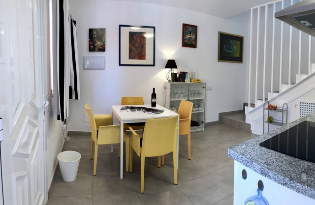 Casa de pueblo completamente reformada 4 apartamentos con patio en Arico Viejo.