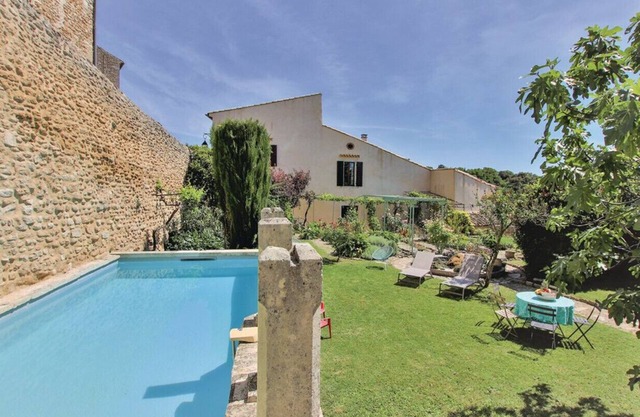 Village house, in the heart of Grignan, with private pool