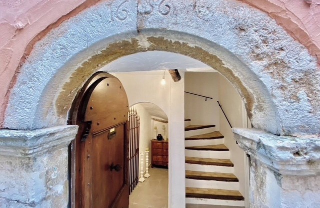 Village house in the heart of Cabris, spacious, elegant, quiet.