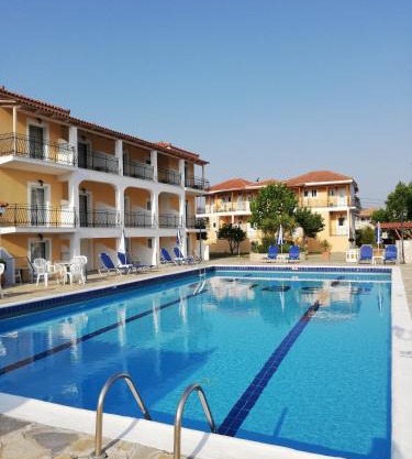 Village Inn Studios & Family Apartments