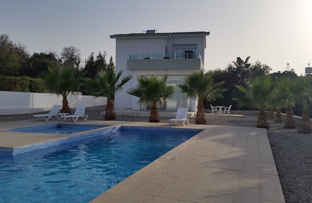 Localización pueblo con impresionantes vistas al mar / piscina, a 3 minutos a pie de restaurantes