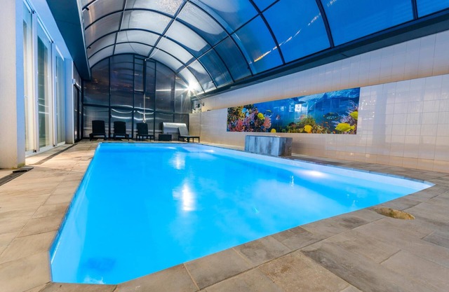 LUJOSA VILLA PISCINA A 100 METROS DE LA PLAYA CASTELLDEFELS-SITGES ADOSADA