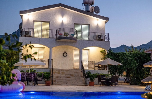 "VILLAMINA" Impresionantes vistas panorámicas al mar ya la montaña Hermosa piscina y jardines