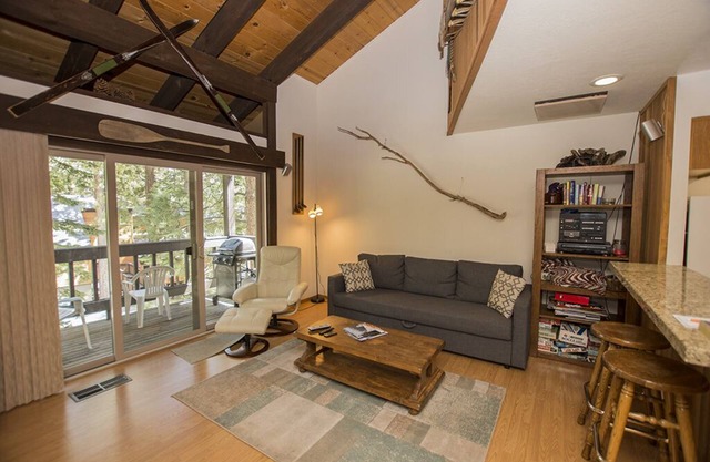 3br cómodo y acogedor, 2BA Condo con HOA Servicios, 1. 5 millas de la ciudad de Tahoe!