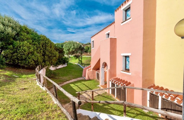 Villas with air conditioning and shared pool, just a few minutes from La Pelosa beach