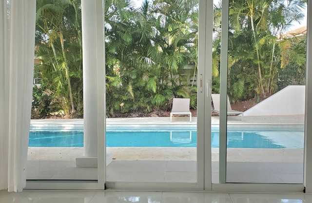 VillaTracey! Sosua moderno 4BR con vista al mar, paseo a la ciudad y playa, piscina, mucama # 15