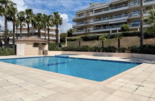 Villeneuve loubet residence with swimming pool, 15 min walk to the beach