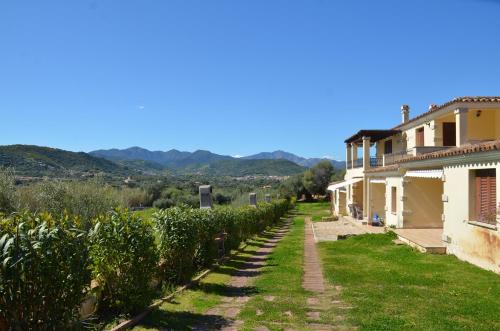 Villetta con giardino in contesto riservato non lontana dal mare BEL01