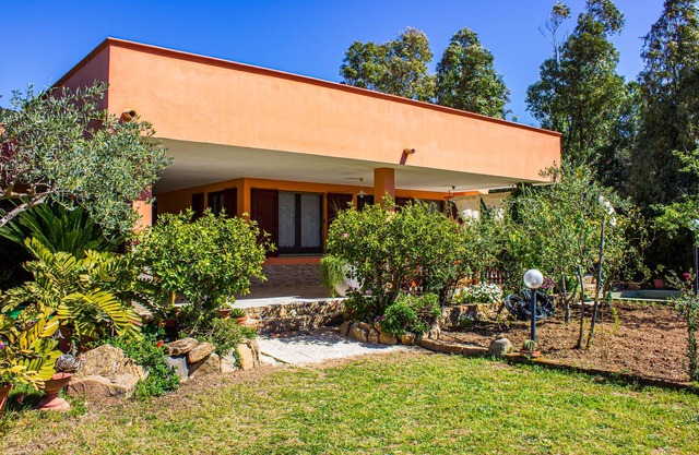 Villetta I Pini Azzurri, con gran jardín y pista de tenis privada