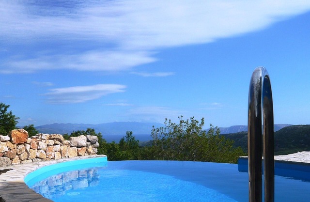 Romántica piedra antigua construida pequeña villa con vistas al