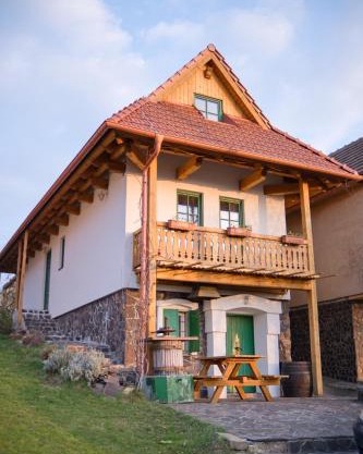 Vinařská bůda nad golfem