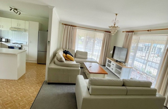 Vincent Hideaway - Walking distance to beach, shops & pub! OFF PEAK SPECIALS