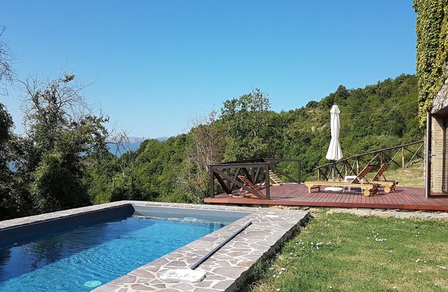 "Casa de viñedos" con vistas a la montaña en el corazón del campo de Umbría