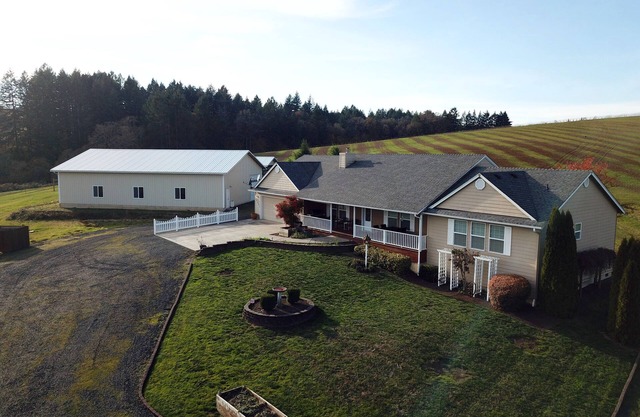 Vineyard Dreams: Casa de vacaciones de mediados de siglo en el centro del condado de Oregon Wine