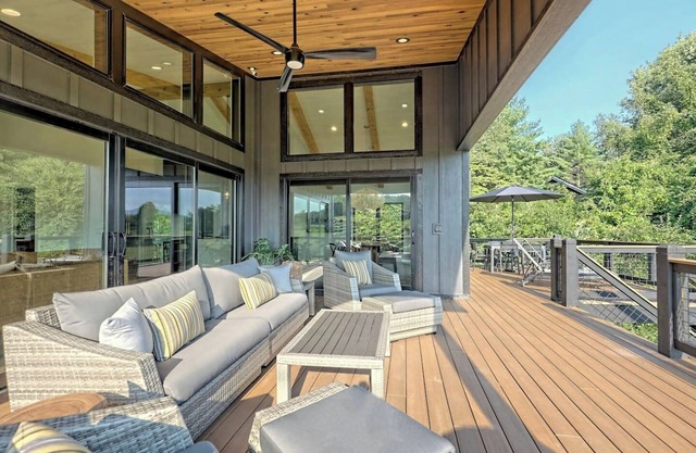Vineyard House "Casa Tra Le Vigne" - by Chatuge Home Concierge Lake access, firepit, ping pong