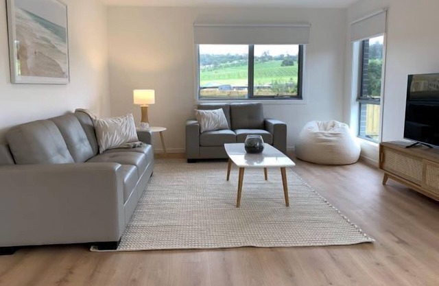 Vineyard Views Brand New! Sleeps 6, 20 Mins to CBD