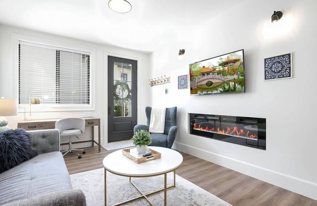 Vino Villa - Brand New 2bd King Bed, Queen Bed, Private Outdoor Space, Lakeview