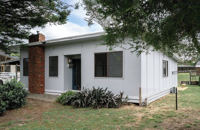 Vintage Beach Cottage - across road from beach