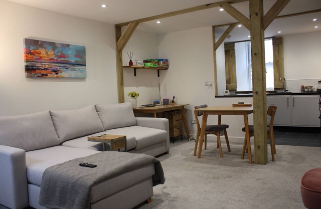 Vintage Beach House - a calm, stylish space by the beach.