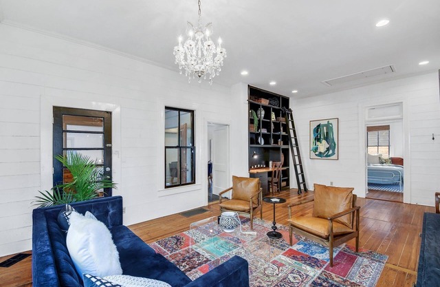 Vintage Bungalow Oasis Near SoCo