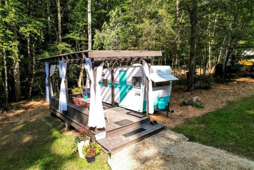 Vintage Camper Rental in Franklin for Couples Getaway in the Mountains in North Carolina