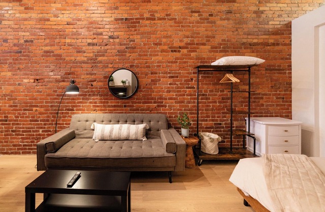 Vintage Charm, comfortable & fully equipped studio apartment in downtown Grand Forks