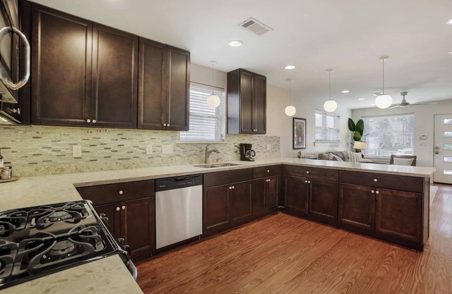 Vintage Charm in Mid-City: 2BR, 1BA Home. Front Porches, Backyard - Steps to The Bayou