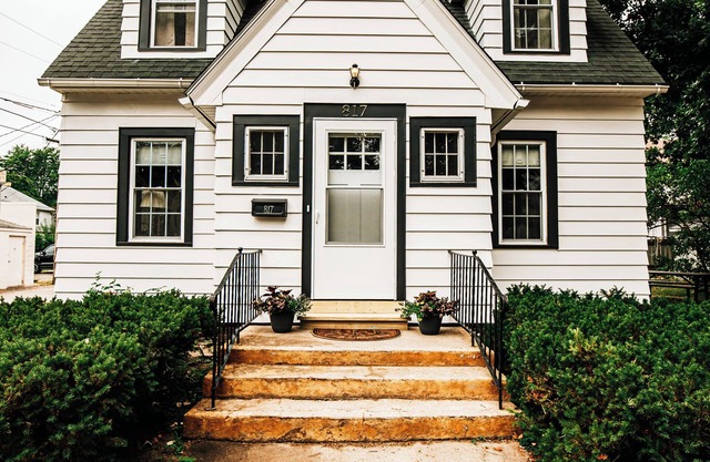 Vintage Charm/Modern Comforts. Walkable to downtown Baraboo.