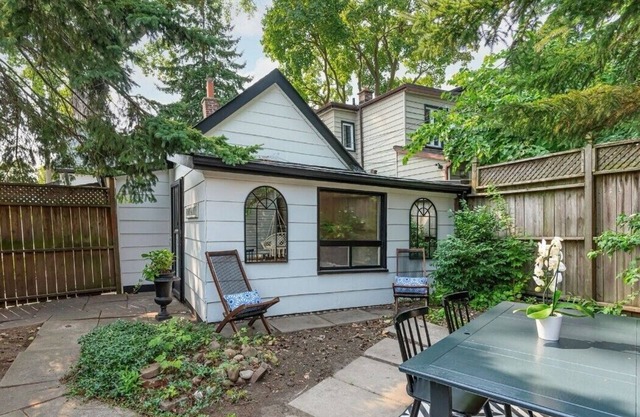 Vintage Cottage minutes from downtown