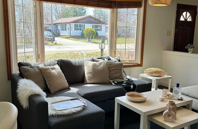 Vintage Cozy Retreat - close to the beach!