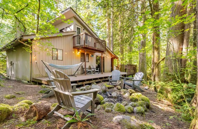 Vintage Creekside Cabin, trails, WiFi, wood-stove, 20 min drive to skiing