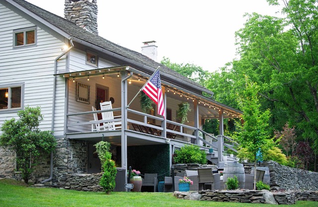 Beautifully updated & appointed cottage on water