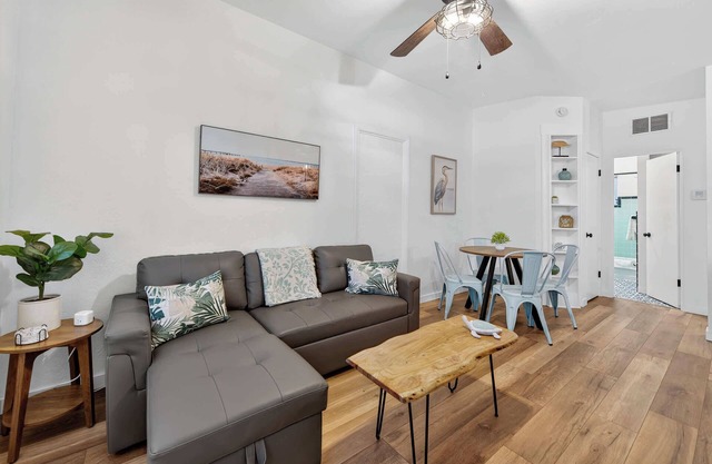 Vintage Florida Retreat - Steps from riverfront