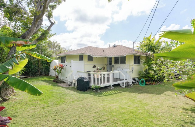 🌴 Vintage Hawai'ian style beach home with 2 bedrooms AC 🌴