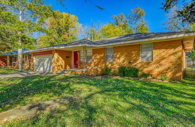 Vintage home in heart of OU country--uniquely decorated OK themed home--ATT wifi