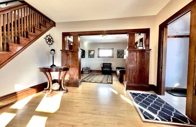 Vintage House Downtown - Spacious - Has it all!