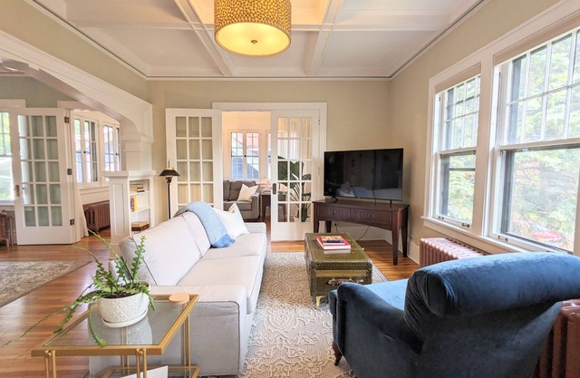 Vintage modern craftsman charmer - upper level duplex close to everything