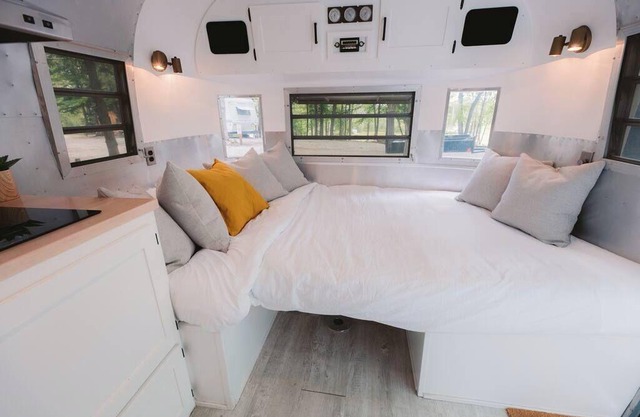 Vintage Renovated Airstream close to Tobermory