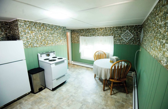 Vintage-styled 1-bedroom apartment in delightful Dexter with AC