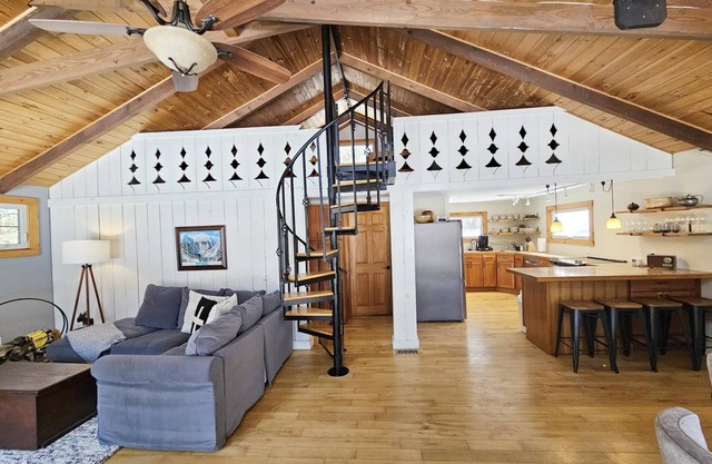 Vintage Vibes Haven in Stowe, Records & Firepit!