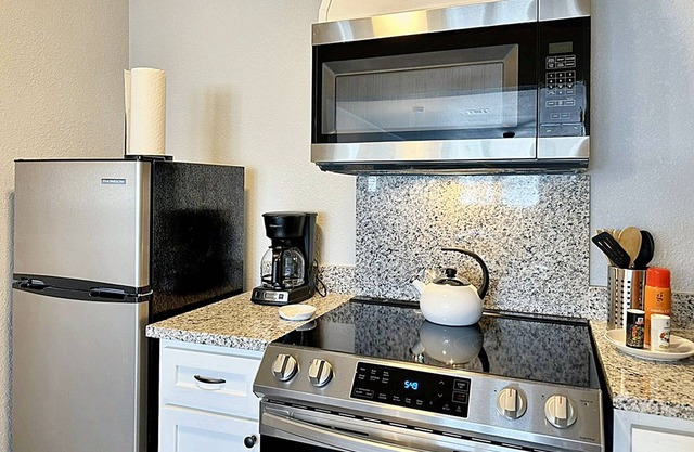 Vintage Vibes Modern Comfort 2BR for 6 Guests