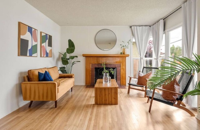 Vintage Vibes| Near Airport | Dual Living Room
