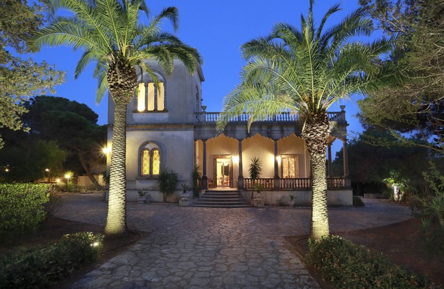 Vintage villa with swimming pool surrounded by the park of 4 hectares 5 minutes walk sea