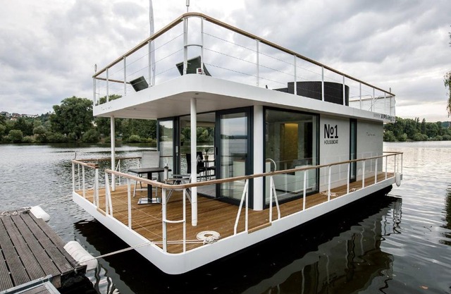 VIPliving Houseboat